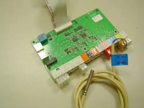 Grüne Leiterplatte mit Anschlusskabel und verschiedenen elektrischen Komponenten, verwendet in Remeha Produkten.